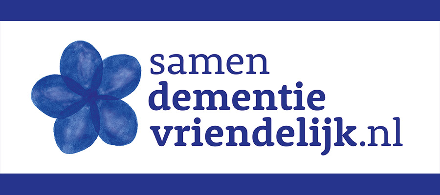 Logo 'Samen Dementievriendelijk'. Letters in donkerblauwe kleur en blauwe bloem met 5 blaadjes